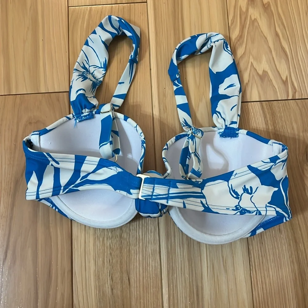 Shade & Shore floral print Blue and White Bikini Top new without tag